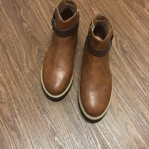 NEVER WORN 8.5W COMFORTABLE CLOUDWALKER’S BOOTIES! Definitely a sharp looking!❤️